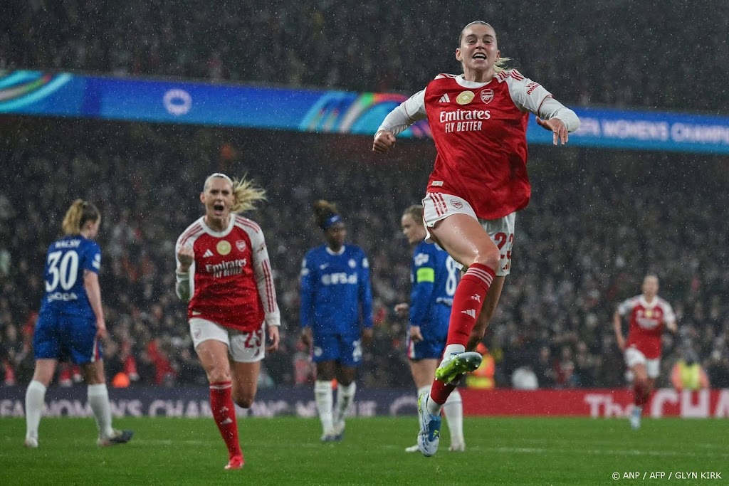 Voetbalsters Arsenal winnen eerste kwartfinaleduel van Chelsea