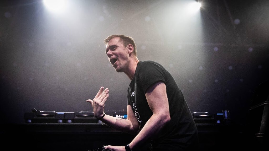 Armin van Buuren slaat andere weg in met nieuwe track