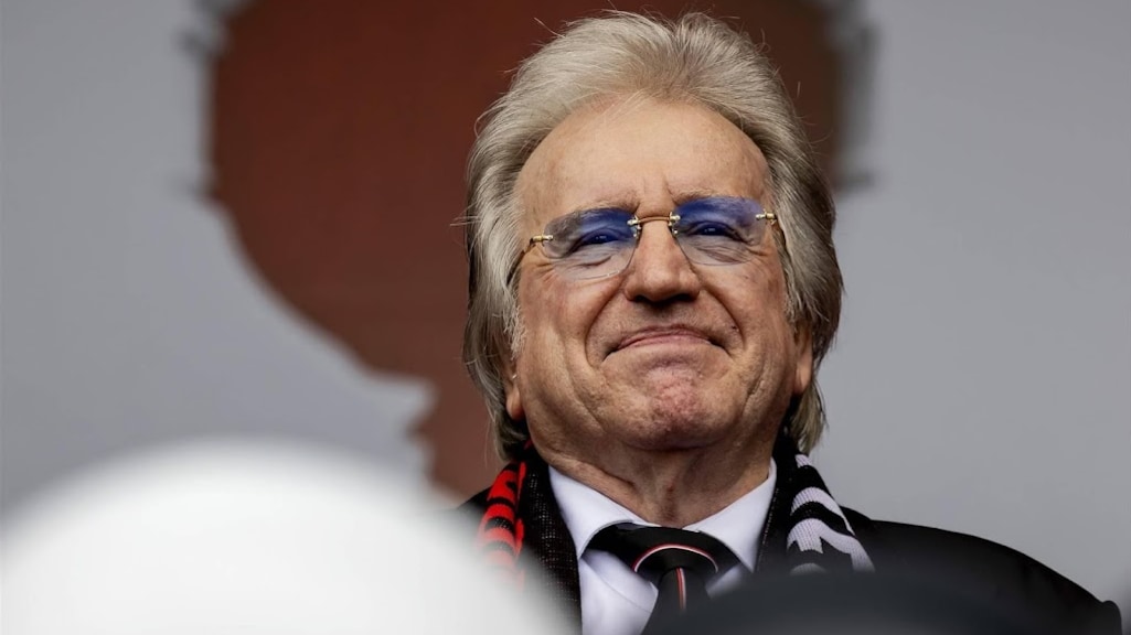 Lee Towers (79) opnieuw gevallen: 'Daar lag ik weer op de grond'