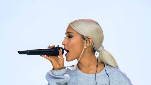 Ariana Grande showt Manchester-tattoo