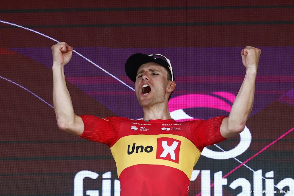 Noor Dversnes wint rit in Giro door peloton voor te blijven