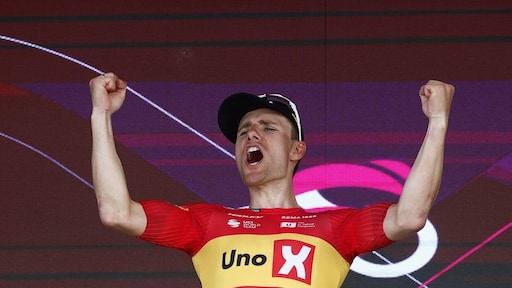Noor Dversnes wint rit in Giro door peloton voor te blijven