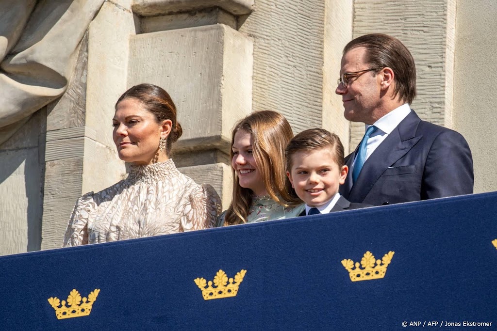 Victoria en Daniel met zoon Oscar op bezoek in Ockelbo