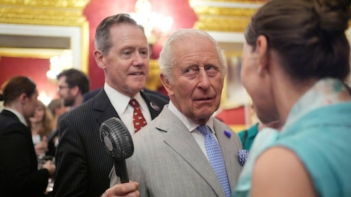 Assistent houdt koning Charles koel tijdens receptie in Londen