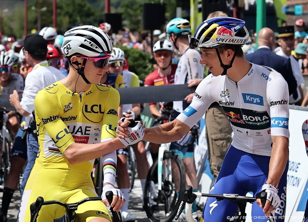 Tourpeloton op weg naar drie Alpencols