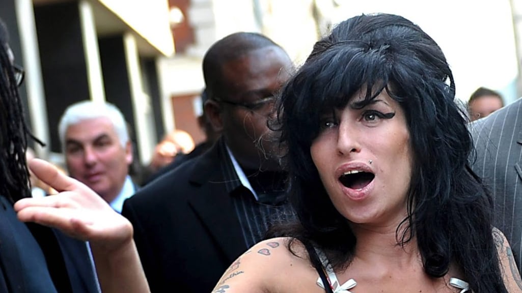 Talpa neemt afscheid van urinoir in vorm van mond Amy Winehouse