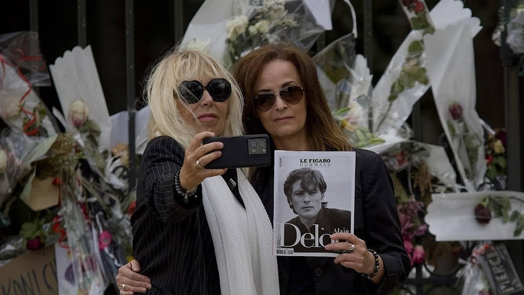 Honderden fans betuigen voor uitvaart laatste eer aan Alain Delon