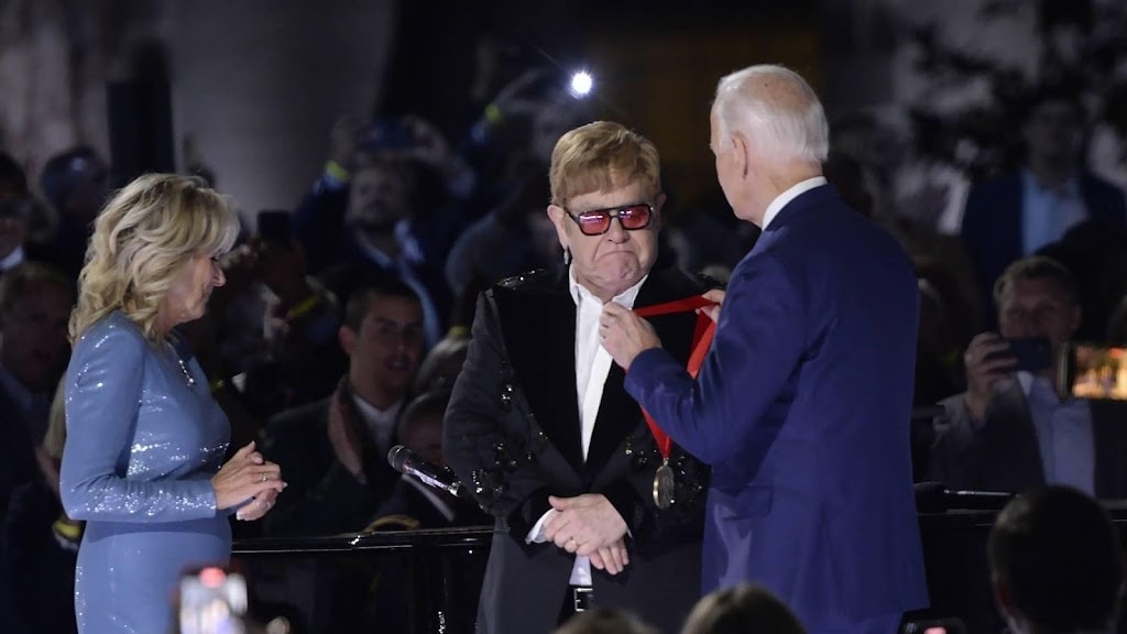 Elton John 'flabbergasted' door presidentiële award