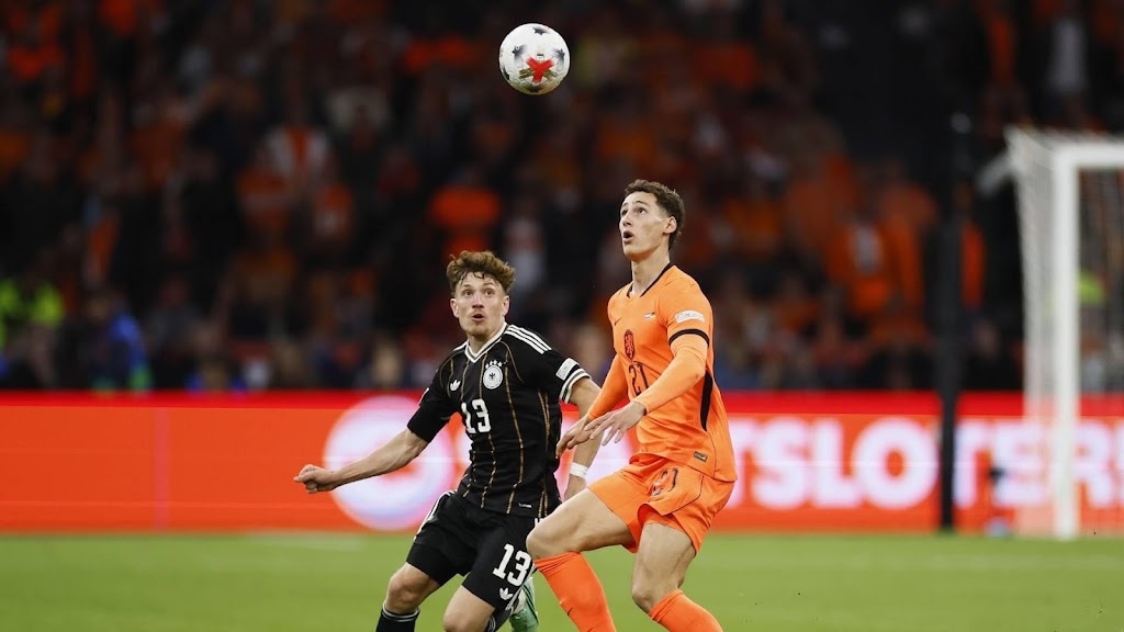 Van Bommel debuteert in navolging van opa en vader voor Oranje
