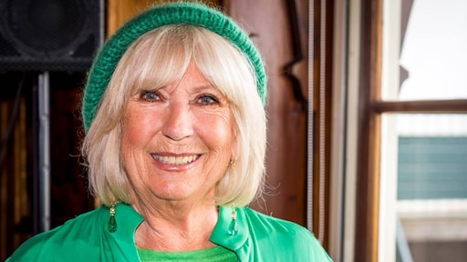 Oma Willeke Alberti dolblij met 'kerstcadeau'