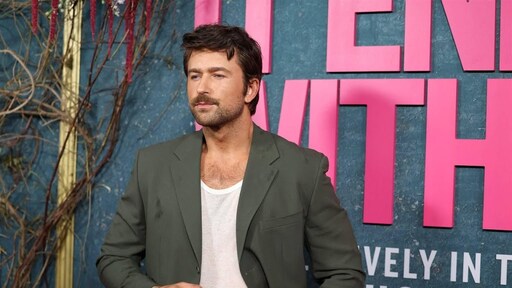 It Ends With Us-tegenspeler Brandon Sklenar steunt Blake Lively