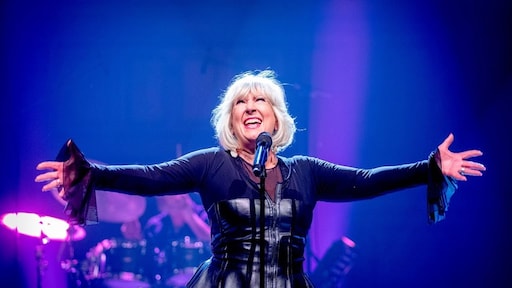 Willeke Alberti valt op podium, maar maakt het goed