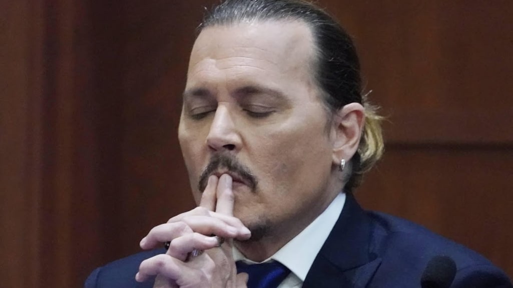Rechter waarschuwt lachende fans Johnny Depp tijdens rechtszaak