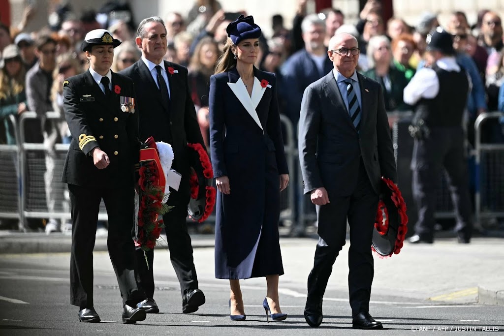 Catherine eert oorlogsslachtoffers met kranslegging op Anzac Day
