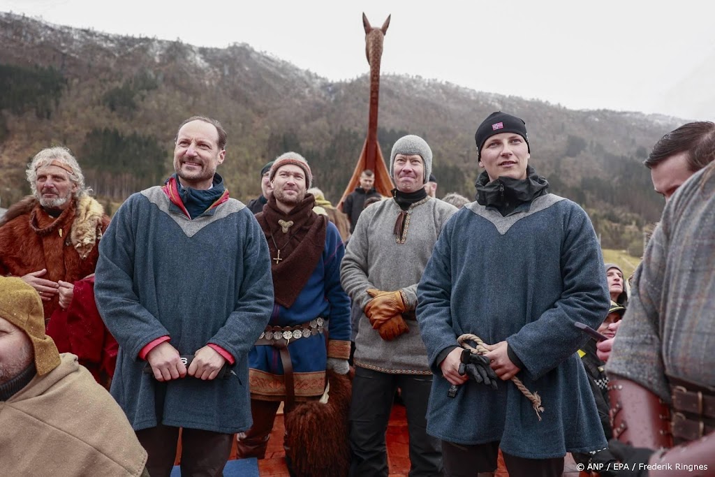 Haakon en Sverre Magnus roeien op replica Vikingschip