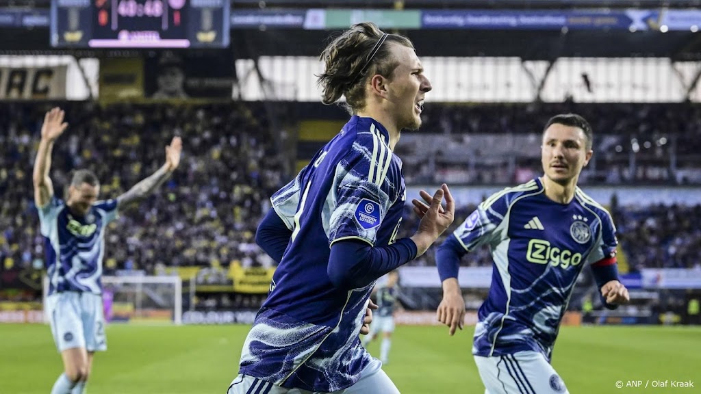 Godts leidt Ajax met wonderschone treffer en assist naar zege