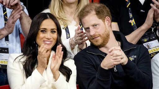 Wassen beelden Harry en Meghan herenigd met koninklijke familie