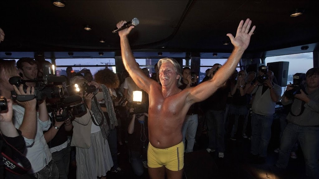 Terug van weggeweest: Dries Roelvink in gele slip bij de Toppers