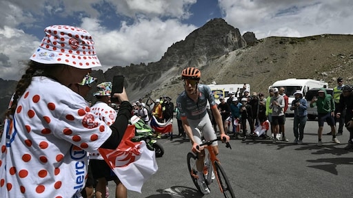 Arensman gehavend na laatste bergetappe Tour naar Alpe d'Huez