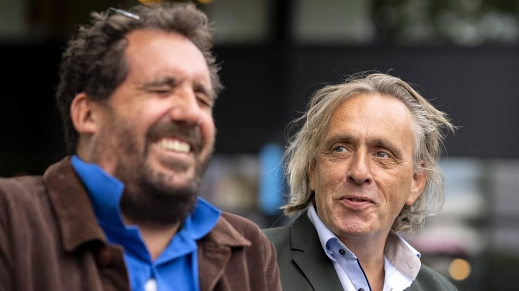 Alexander Pechtold helpt Marcel van Roosmalen met theorie-examen