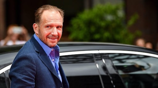 Ralph Fiennes neemt het op voor J.K. Rowling na bedreigingen: 'Walgelijk'