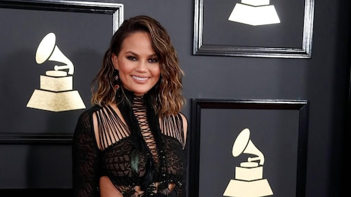 Chrissy Teigen zit in een 'depressief gat' na miskraam