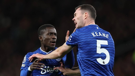 Absurde rode kaart: Everton-speler Gueye gaat teamgenoot te lijf