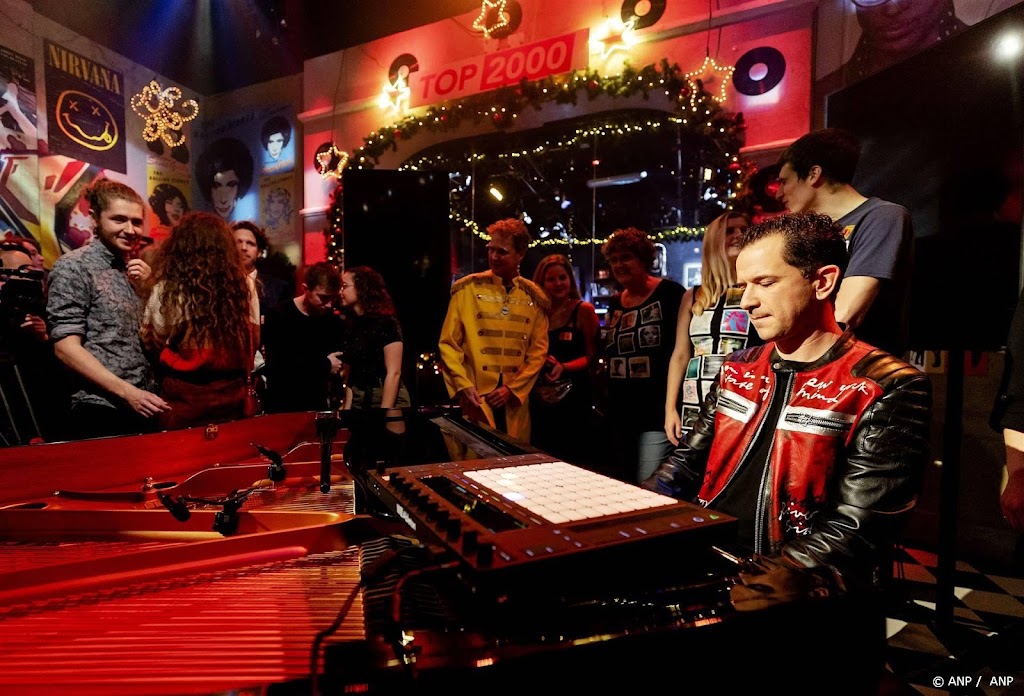 Bart Arens heeft Top 2000 traditiegetrouw geopend met mash-up