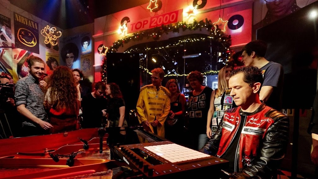 Bart Arens heeft Top 2000 traditiegetrouw geopend met mash-up