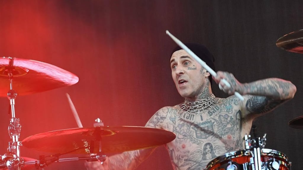 Travis Barker zet jarige dochter Alabama in het zonnetje