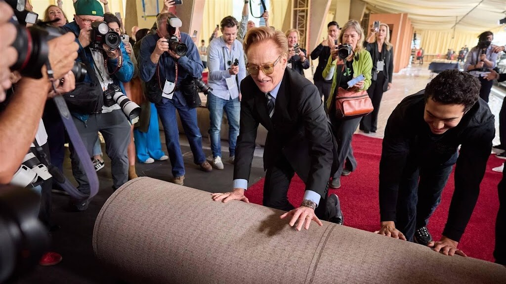 Komiek Conan O'Brien 'helpt' bij uitrollen rode loper Oscars