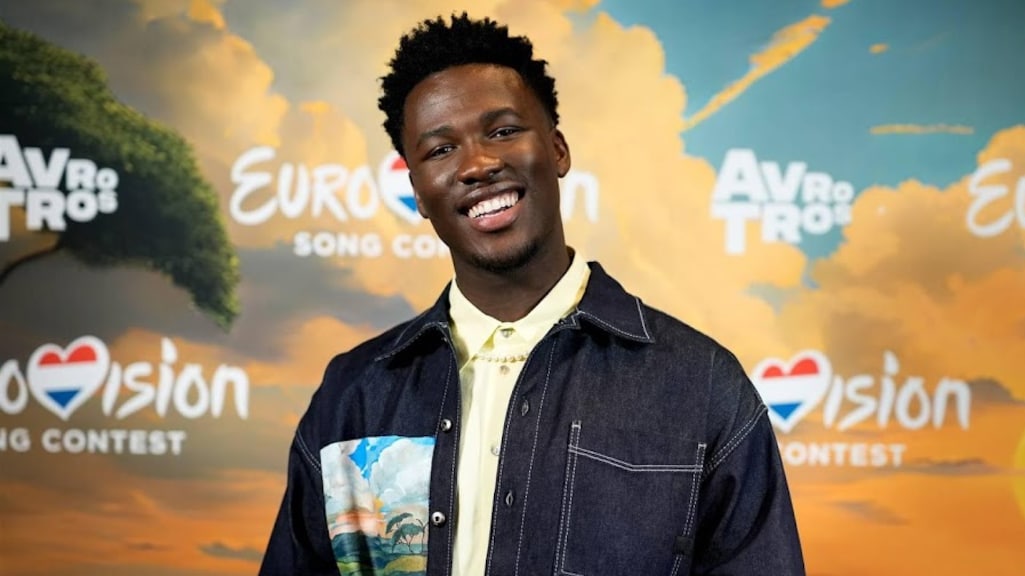 Déze outfit draagt Claude op podium van het Eurovisiesongfestival