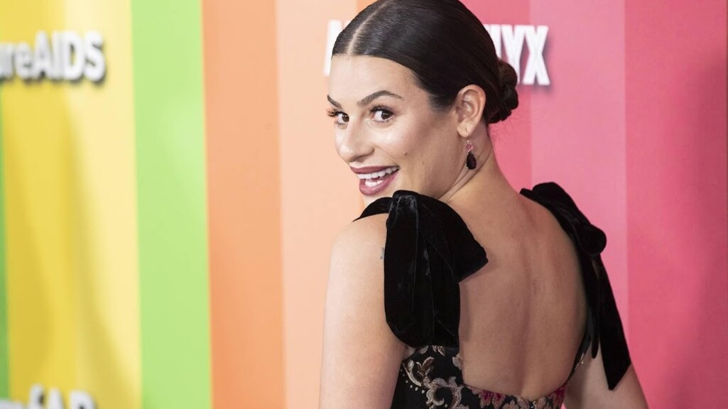 Glee-actrice Lea Michele toont geslachtsdeel aan nieuwsgierige collega