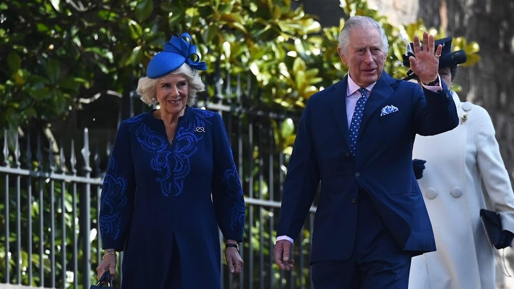 Charles en Camilla onthullen songfestivalpodium in Liverpool