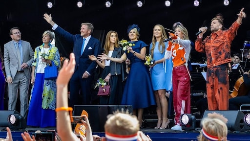 Koningshuis danst en zingt mee met Suzan & Freek tijdens Koningsdag