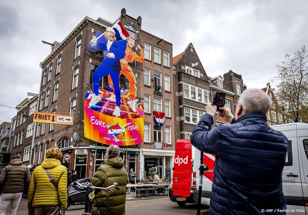 Hippie-Beatrix siert dit keer gevel café De Blaffende Vis