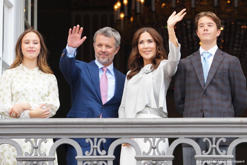 Jarige koning Frederik met gezin op paleisbalkon
