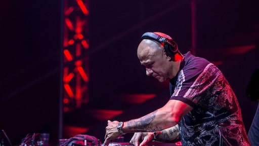 Mental Theo en The Darkraver bij show Paul Elstak