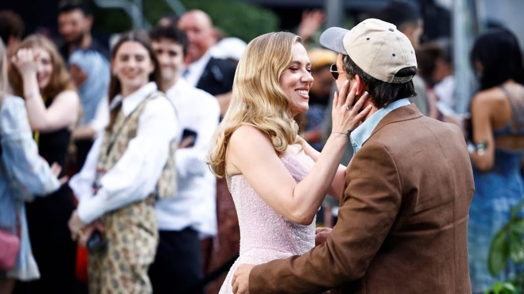 Scarlett Johansson vindt zoenen met collega op rode loper heel normaal