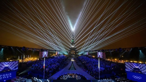 Céline Dion zingt Édith Piaf op de Eiffeltoren