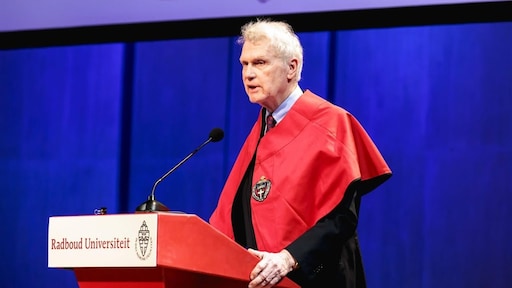 Adriaan van Dis bang voor KLM-stewardessen: 'Héél beducht voor'