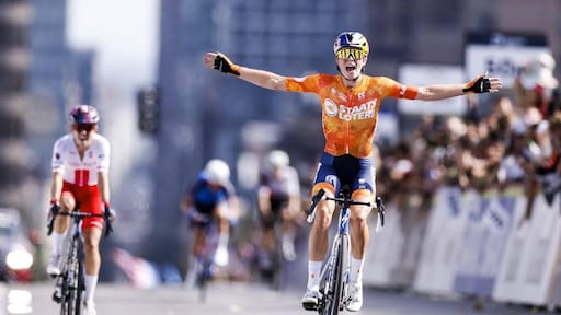 Wielrenster Vollering verovert eerste wereldtitel op de weg