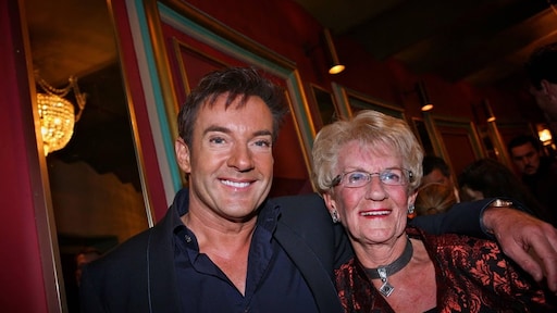 Moeder Gerard Joling opgenomen in ziekenhuis met gebroken borstbeen