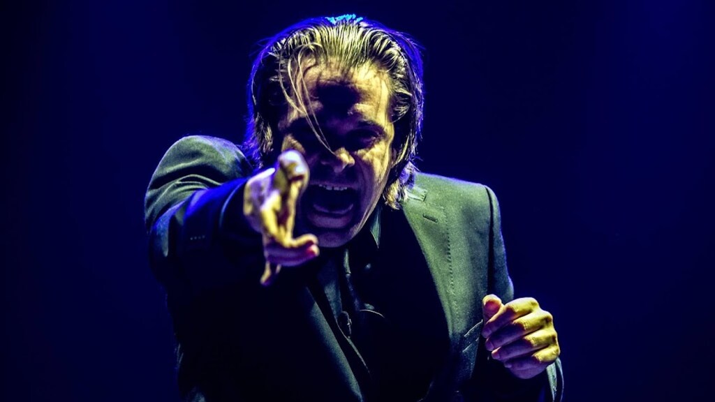 Hans Teeuwen gaat vanwege coronapas voorlopig nog niet optreden