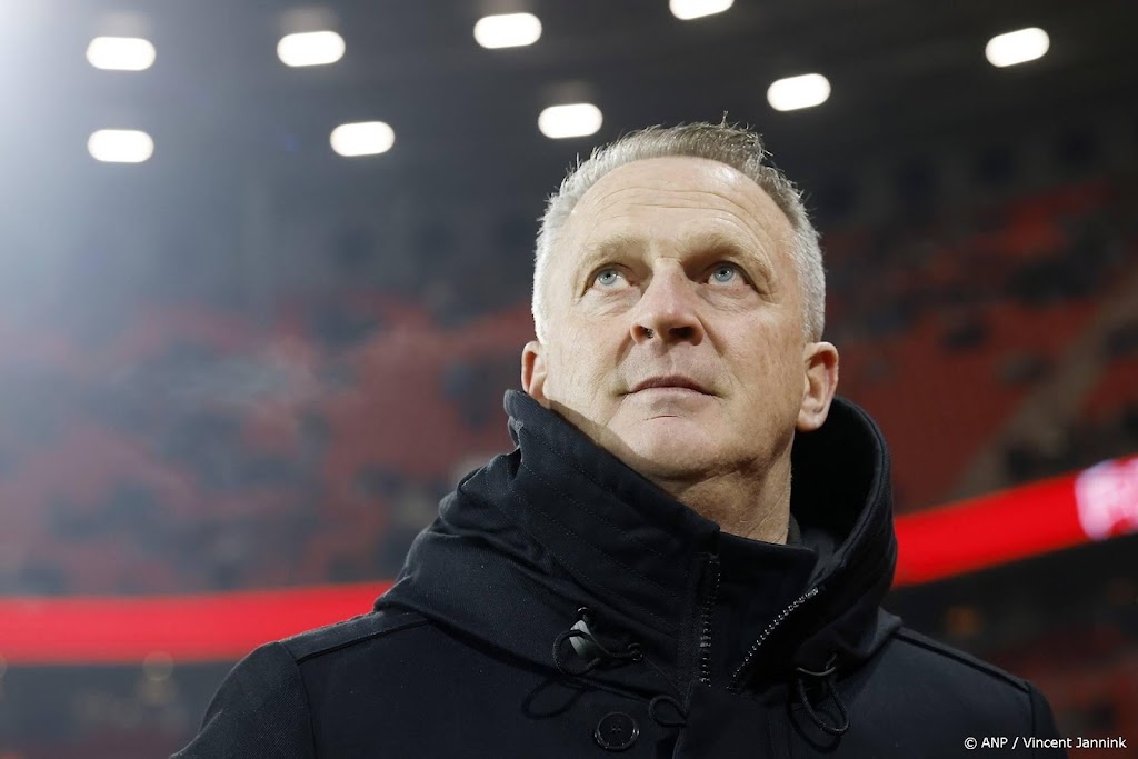 Trainer Van den Brom langer door bij FC Twente