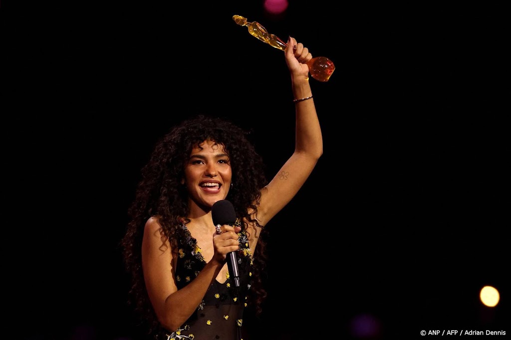 Olivia Dean met drie nummers in top 10 van singlelijst