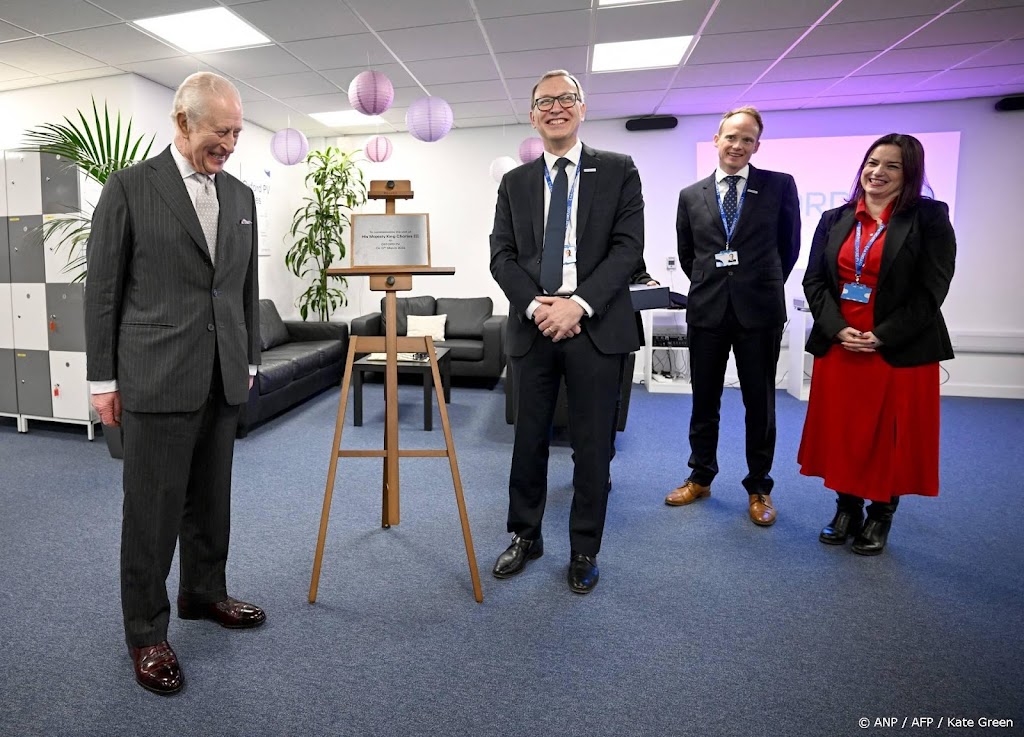 Koning Charles gooit plaquette bij onthulling op de grond