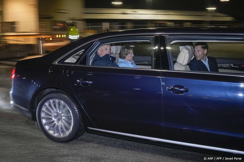 Noors koningspaar de bergen in tijdens Pasen