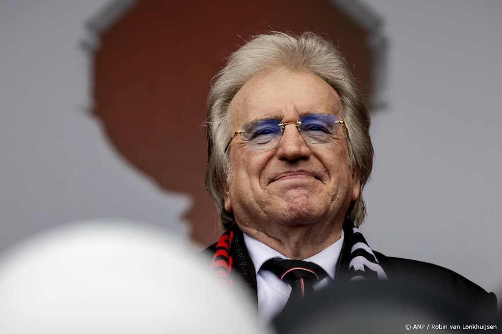 Lee Towers vindt het lastig dat hij afhankelijk is van rollator