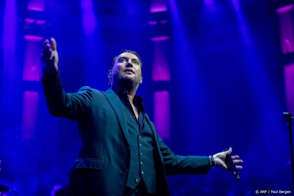 Tino Martin haalt pasgeboren zoon op uit ziekenhuis